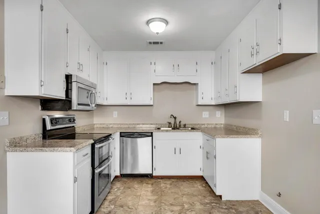 $2,400 | 266 Honeysuckle Way, Niceville, FL 32578