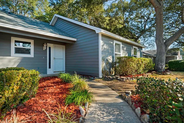 $2,400 | 266 Honeysuckle Way, Niceville, FL 32578