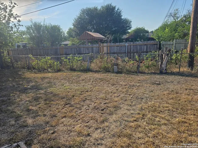 a view of a backyard