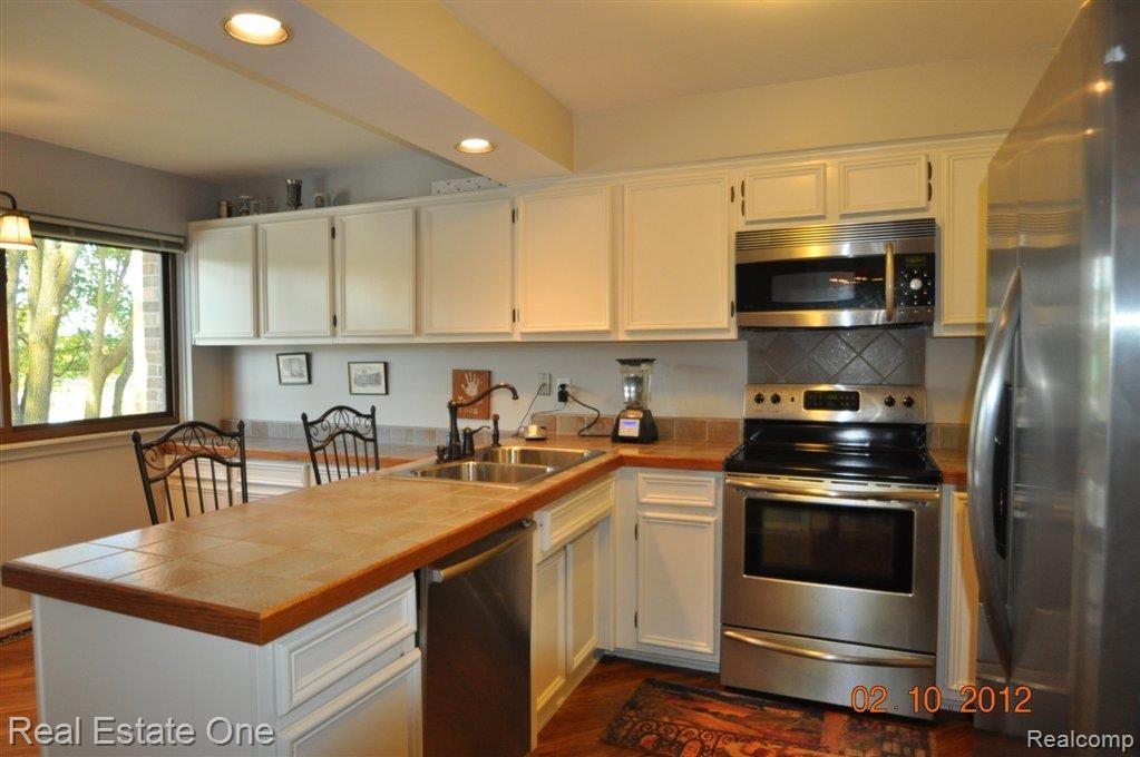 960 Brookwood Lane East, Unit 2 Rochester, MI 48309 - Photo 3 of 15 Wood floors and SS appls