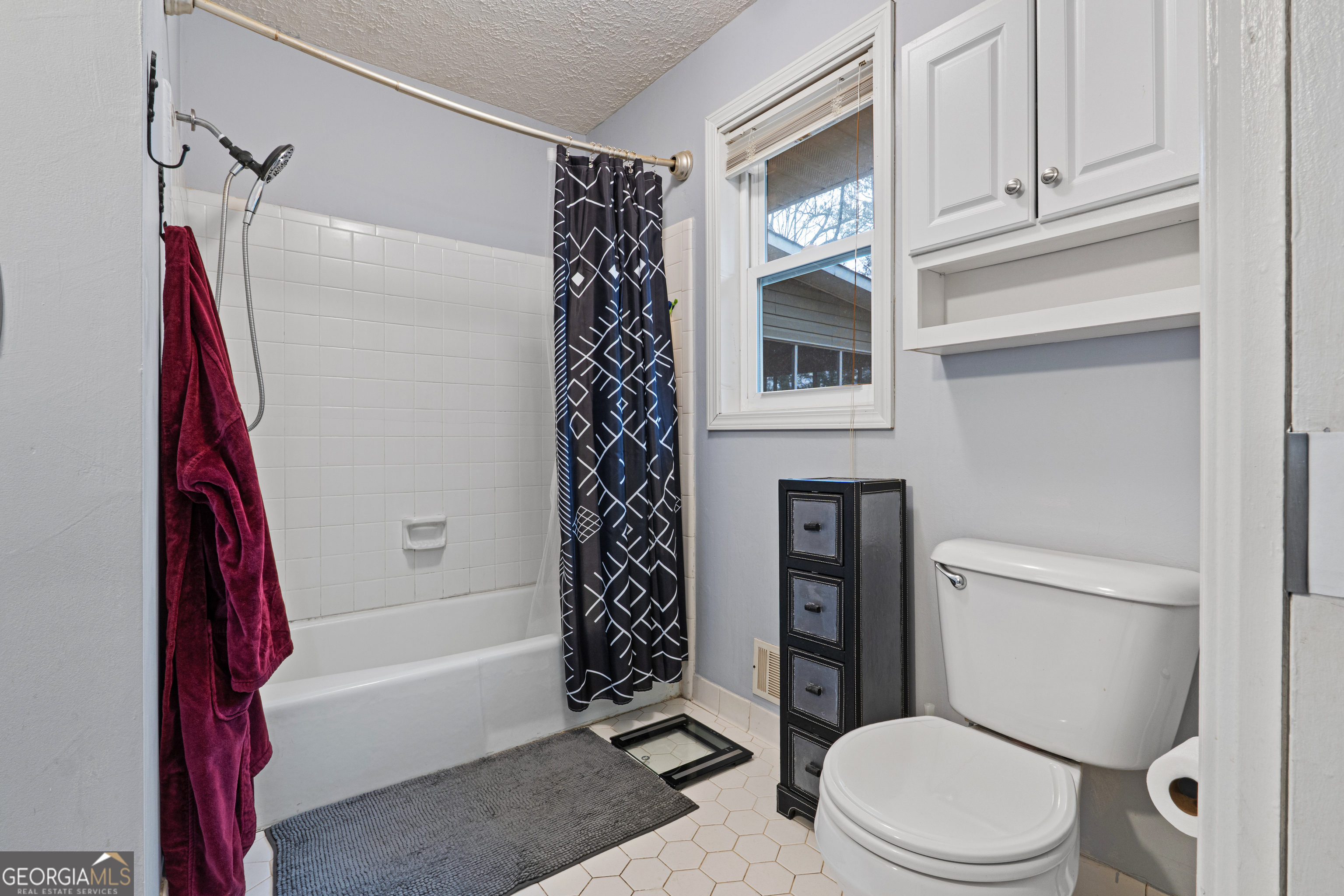 861 Bonner Road Carrollton, GA 30117 - Photo 20 of 38 a bathroom with a toilet and a bathtub