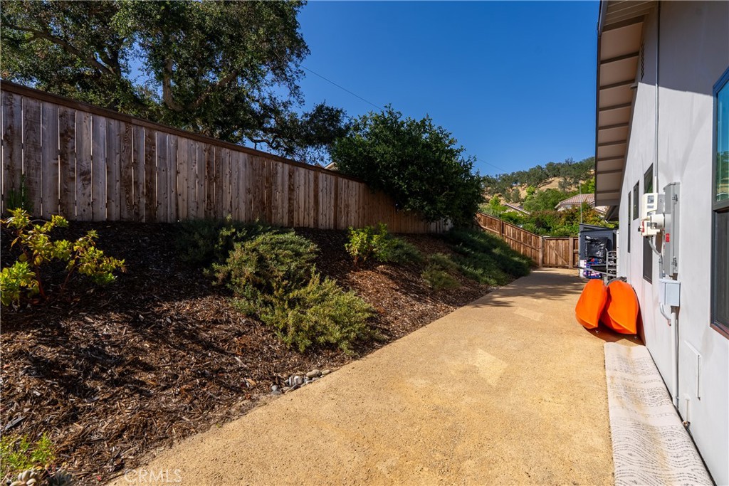 8550 El Corte Road Atascadero, CA 93422 - Photo 57 of 72 a backyard of a house with lots of green space