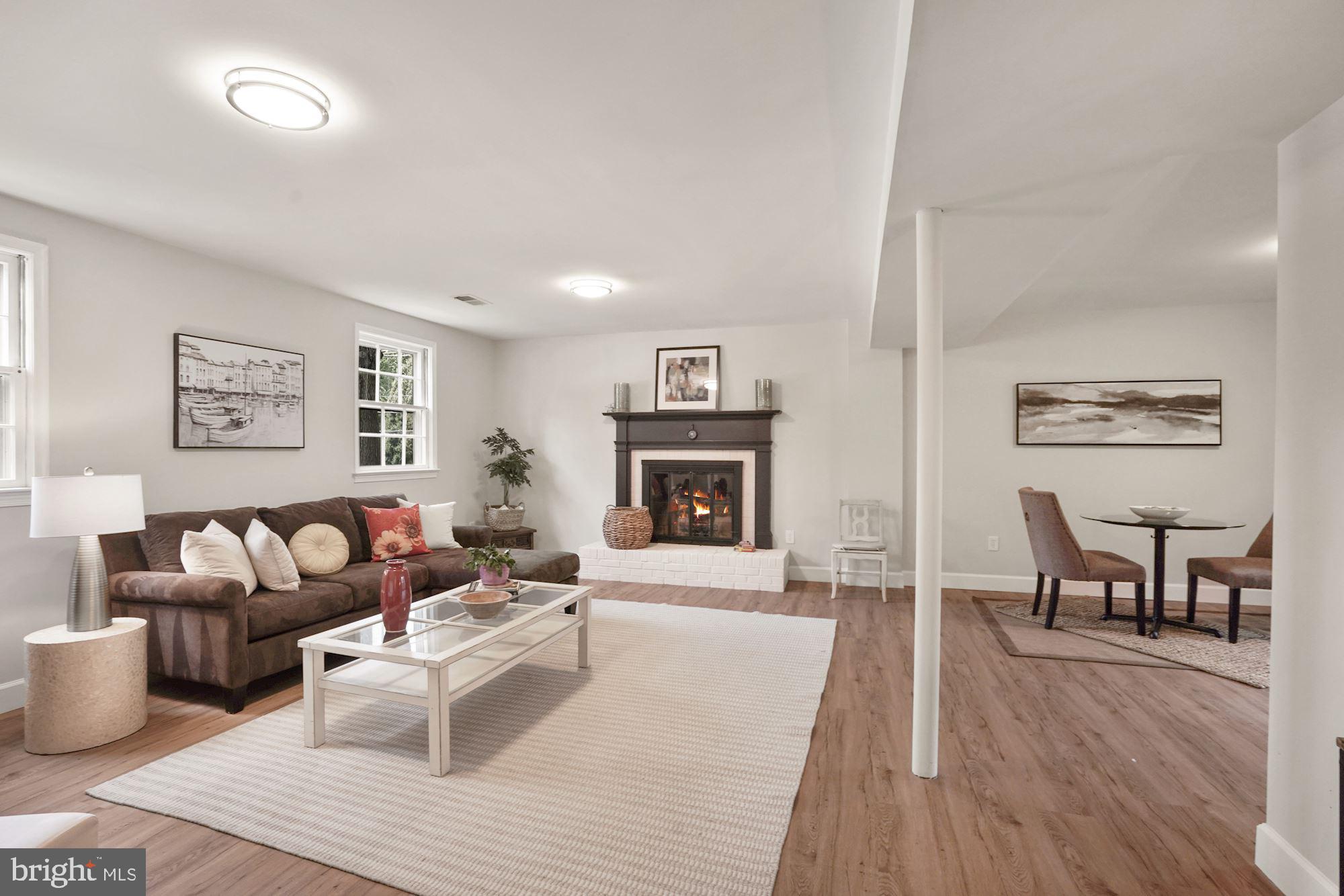 2104 Old Stage Road Alexandria, VA 22308 - Photo 26 of 39 Spacious L shaped family room