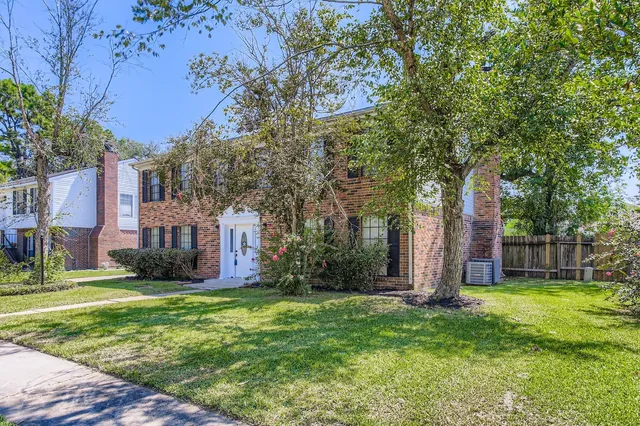 a view of a yard in front of a house