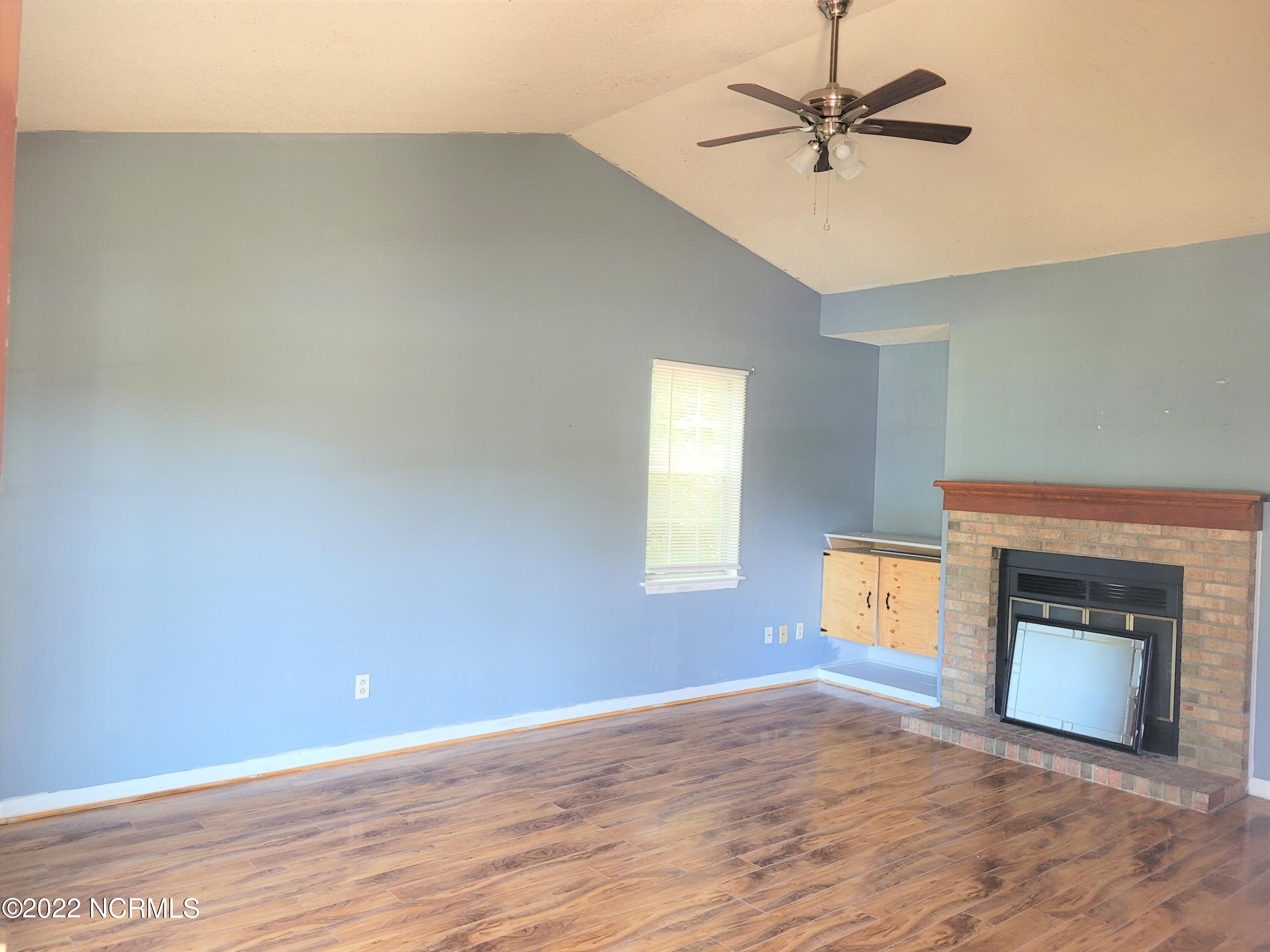 548 Shadowridge Road Jacksonville, NC 28546 - Photo 7 of 29 Living Room