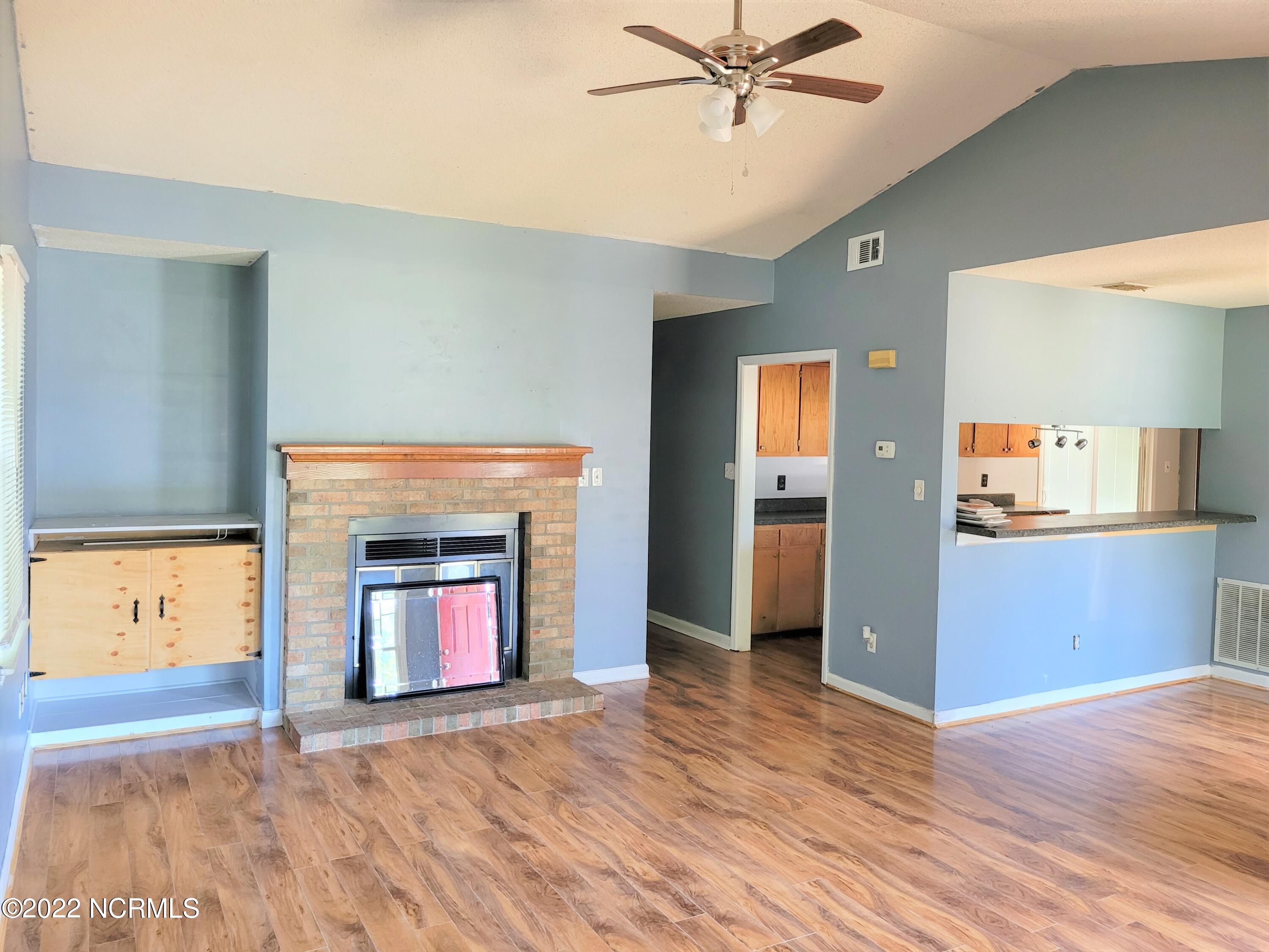 548 Shadowridge Road Jacksonville, NC 28546 - Photo 8 of 29 Living Room