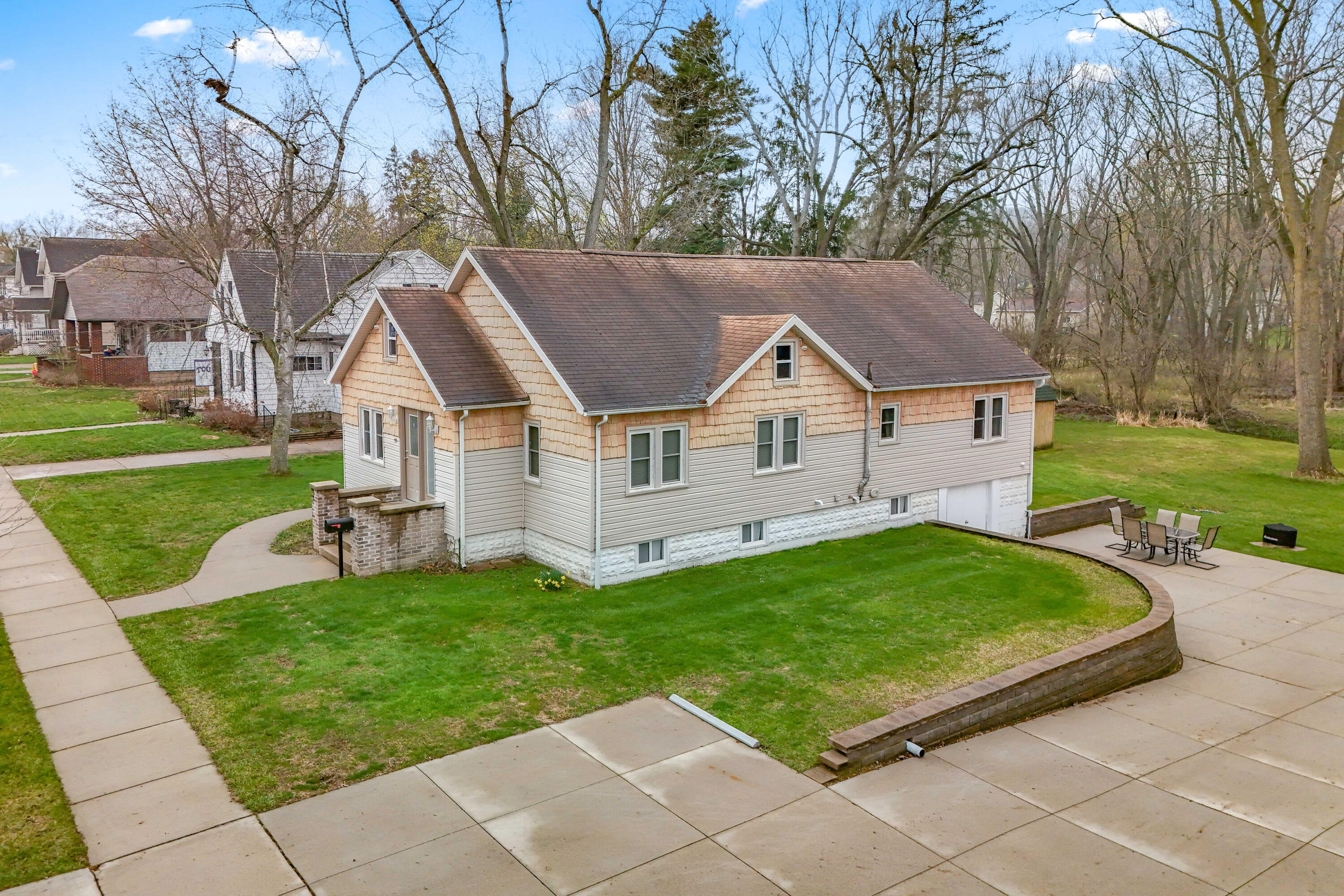 90 Rippon Avenue Hillsdale, MI 49242 - Photo 2 of 44 14