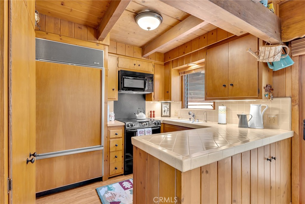 25300 Pine Crest Avenue Idyllwild, CA 92549 - Photo 21 of 75 Kitchen will hidden refrigerator.
