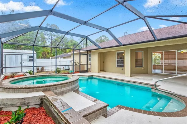 a view of a backyard