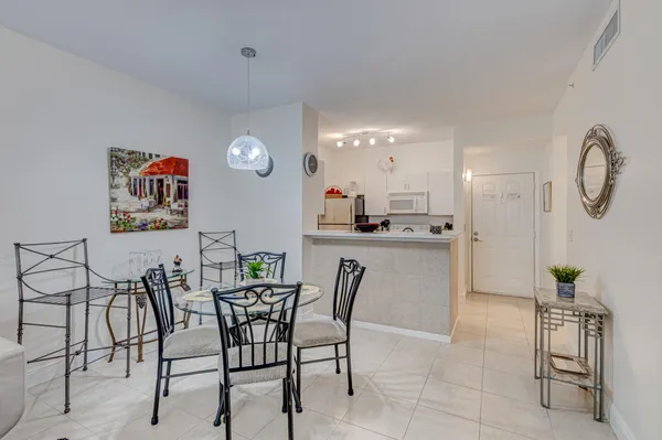 $3,000 | 630 South Sapodilla Avenue, Unit 112, West Palm Beach, FL 33401