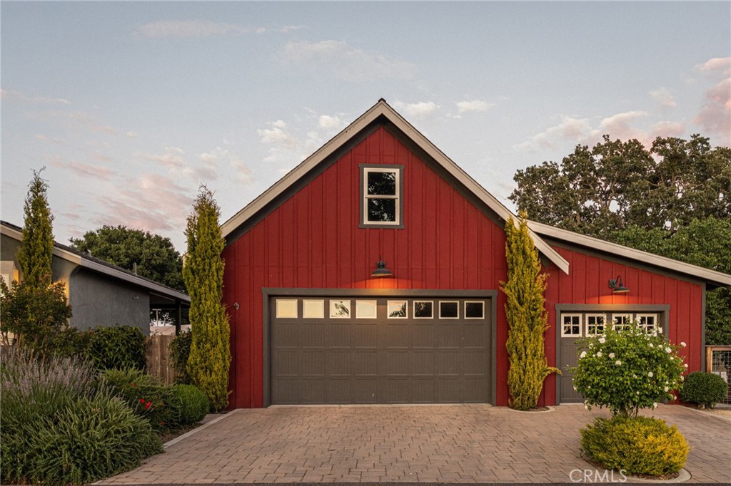 518 Hawley Street Templeton, CA 93465 - Photo 2 of 7 a front view of a house with garden