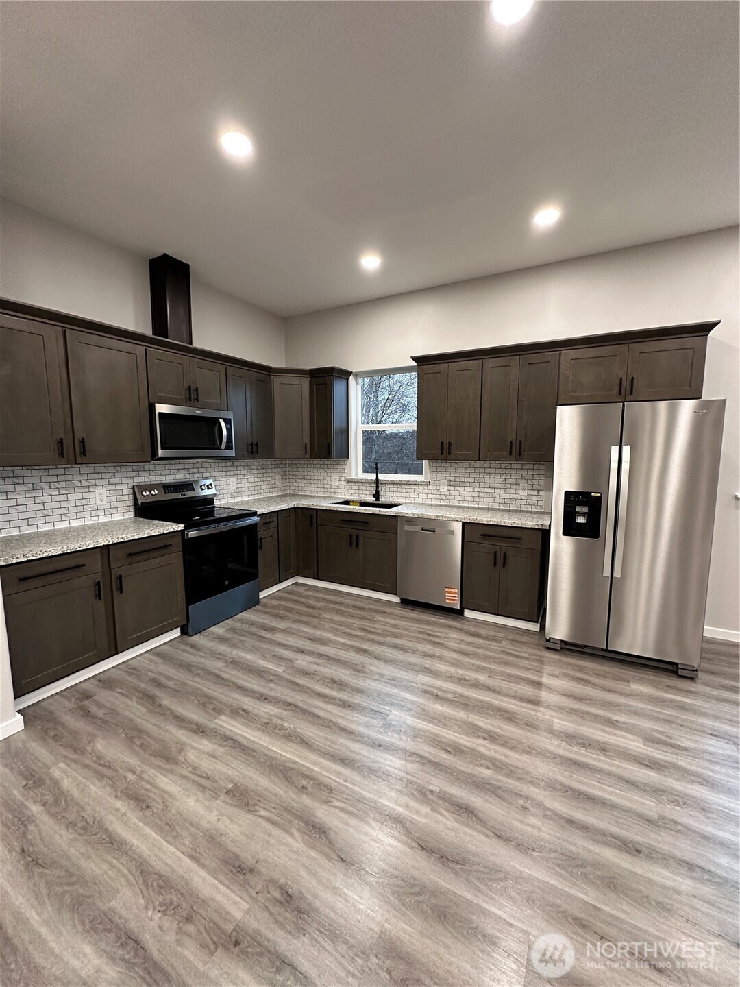 430 East Curtis Street Aberdeen, WA 98520 - Photo 10 of 30 a large kitchen with stainless steel appliances granite countertop a stove refrigerator and a microwave