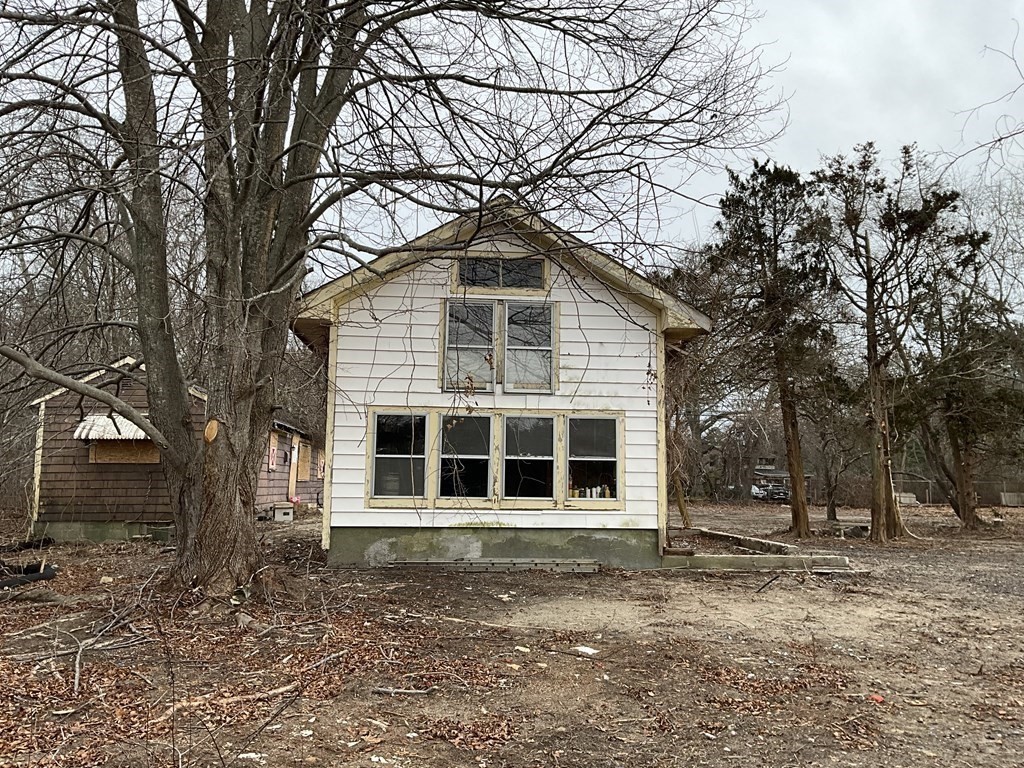 718 Reed Road Dartmouth, MA 02747 - Photo 8 of 14 a house with trees in the background