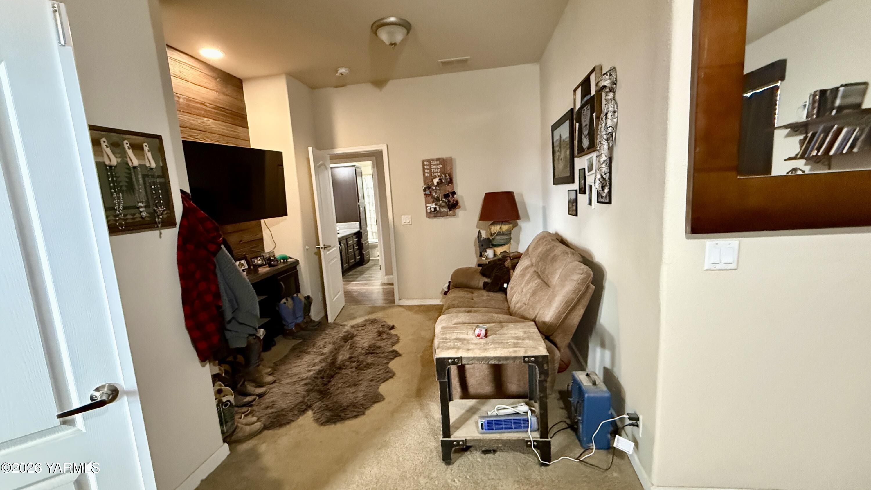 1508 Foster Road Toppenish, WA 98948 - Photo 17 of 38 Sitting area in the main bedroom