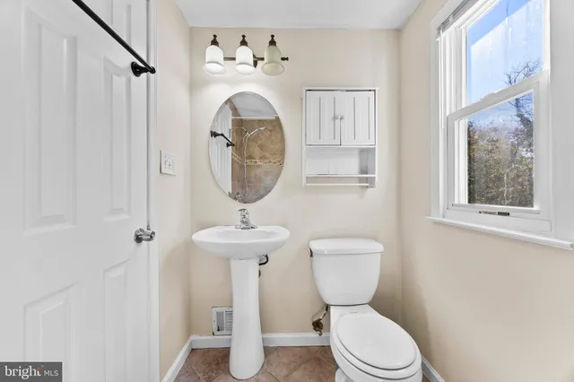 $2,399 | 4605 Akron Street, Temple Hills, MD 20748