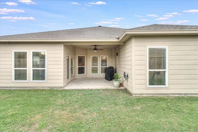 a view of a house with yard and porch