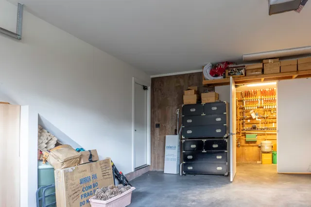 a view of a livingroom with closet