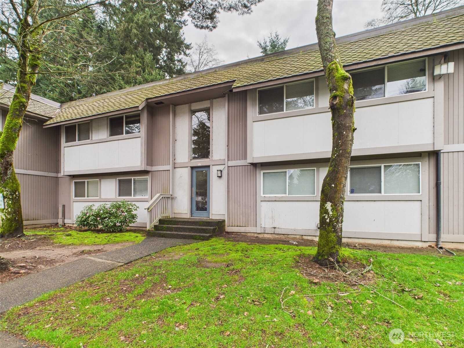 32142 46th Place Southwest, Unit M6 Federal Way, WA 98023 - Photo 1 of 29 a front view of a house with a yard