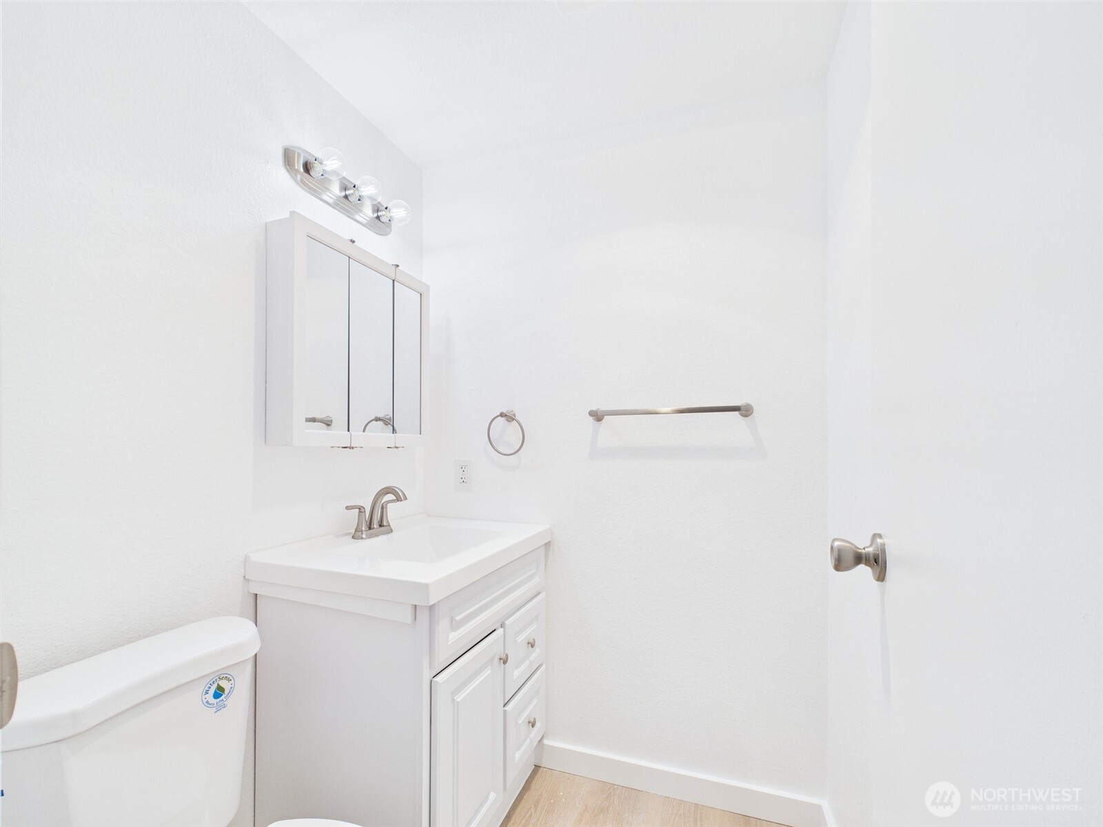 32142 46th Place Southwest, Unit M6 Federal Way, WA 98023 - Photo 20 of 29 a bathroom with a sink and a mirror