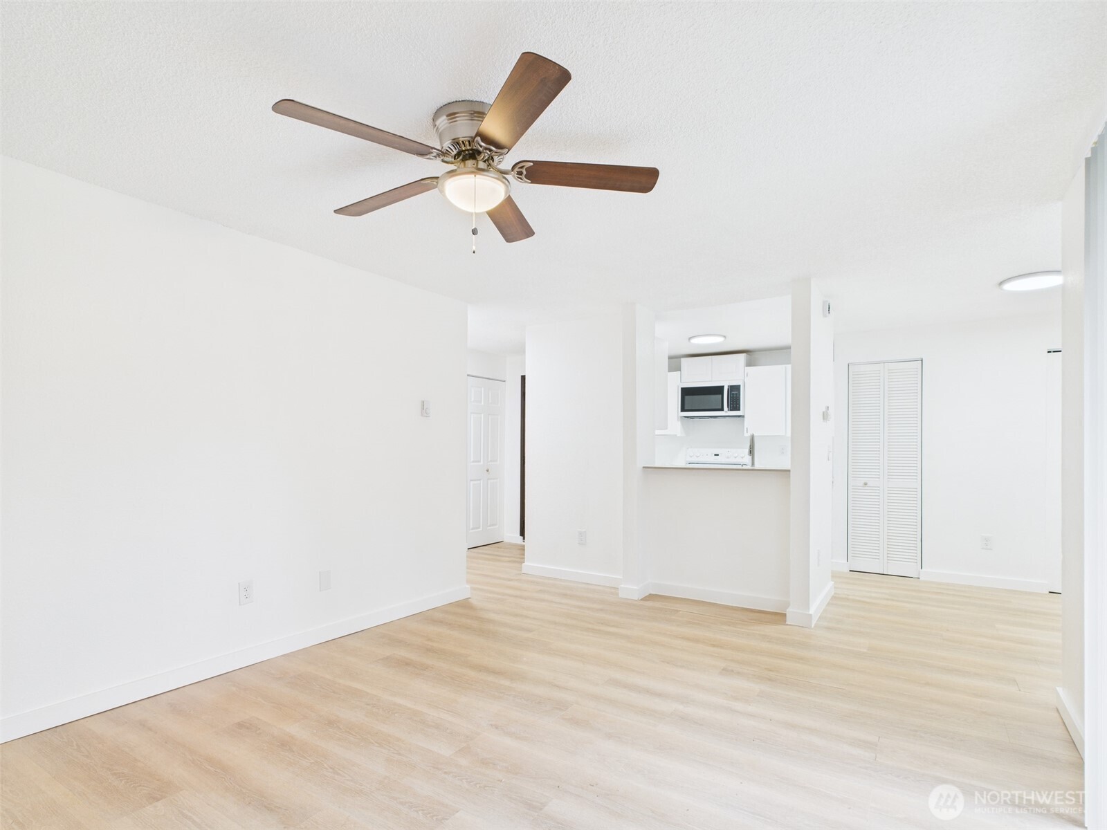 32142 46th Place Southwest, Unit M6 Federal Way, WA 98023 - Photo 2 of 29 a view of a big room with wooden floor