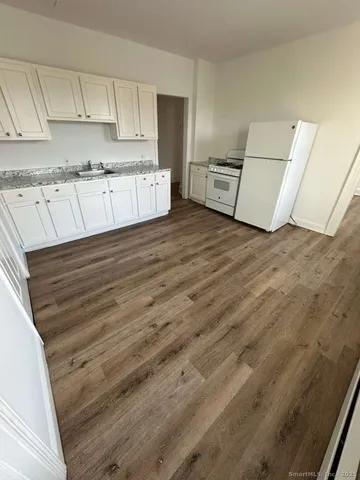 $1,650 | 220 Maplewood Avenue, Unit 3, Bridgeport, CT 06605