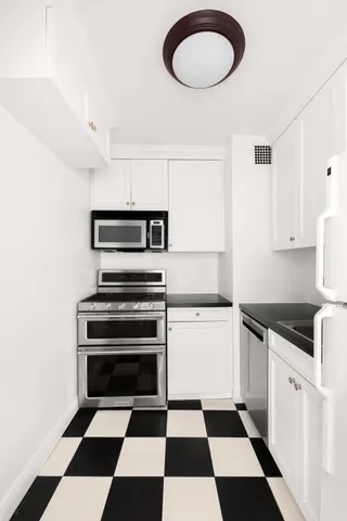 $515,000 | 444 East 75th Street, Unit 8F | Lenox Hill