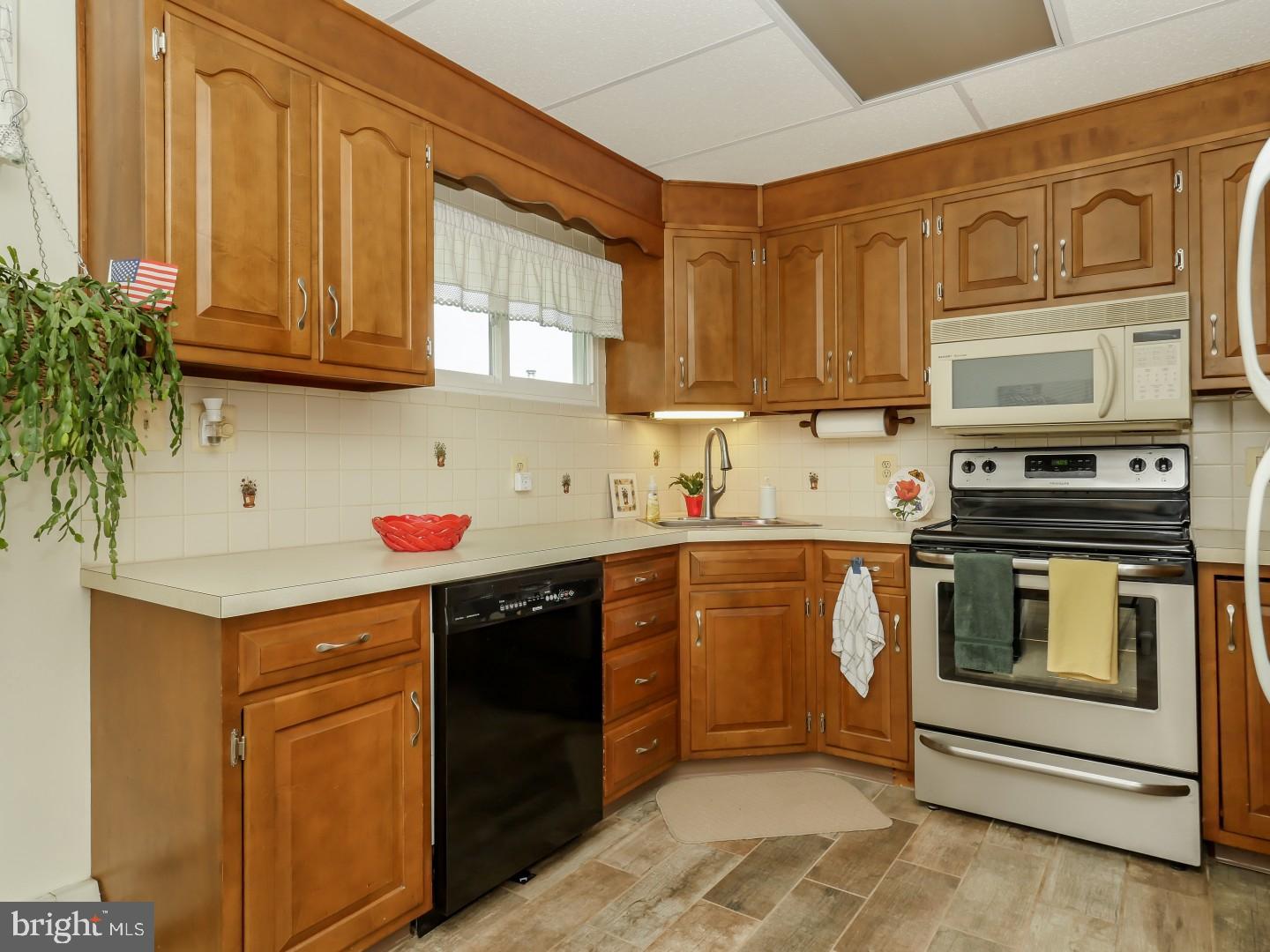 114 Cobalt Cross Road Levittown, PA 19057 - Photo 8 of 19 Gallery Image 8