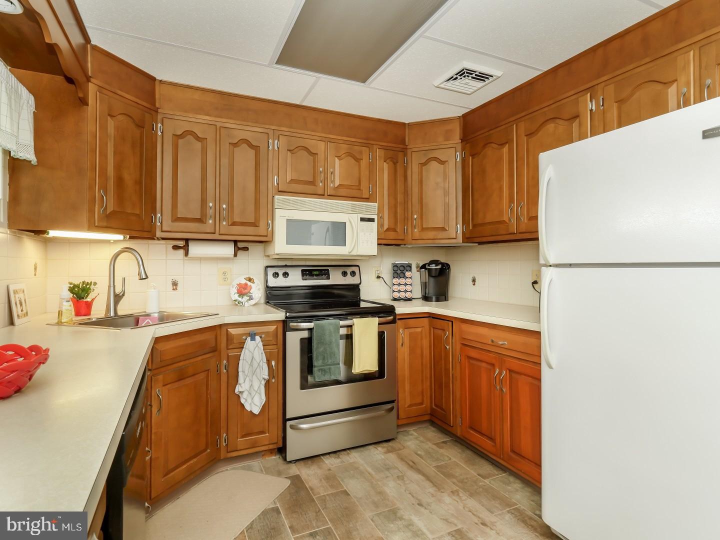 114 Cobalt Cross Road Levittown, PA 19057 - Photo 9 of 19 Gallery Image 9