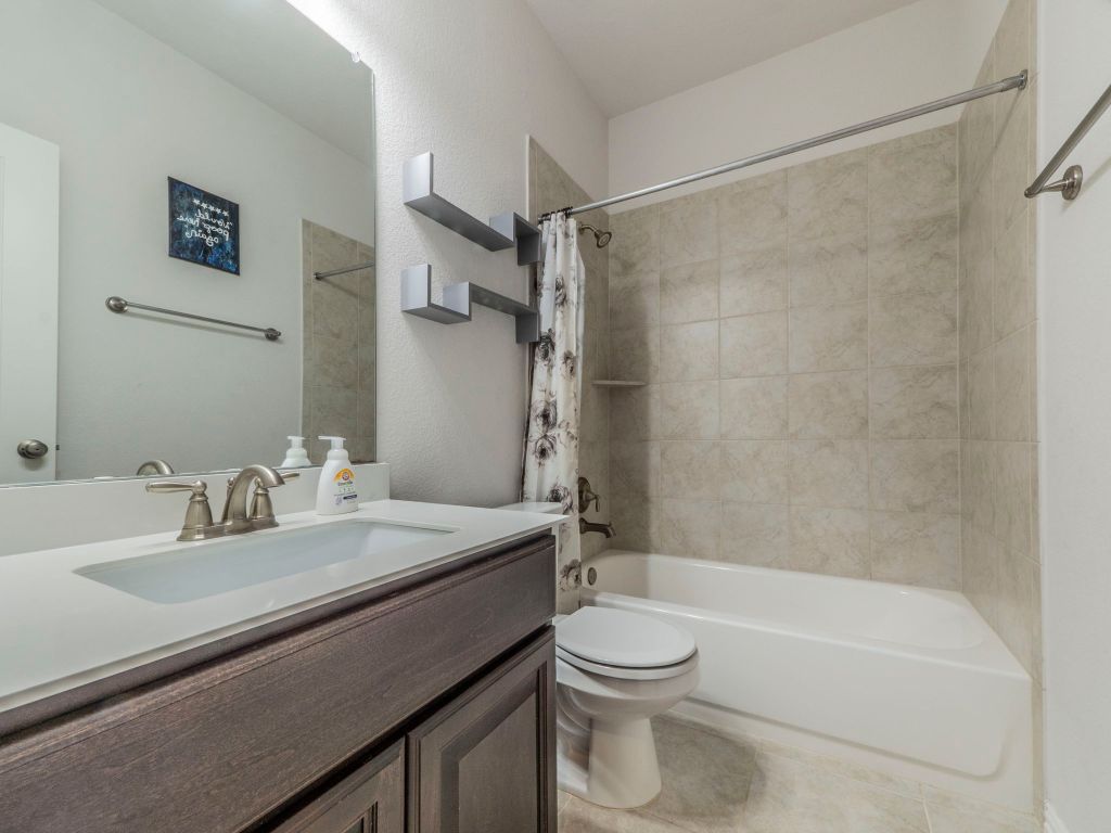 244 Fort Cobb Way Georgetown, TX 78628 - Photo 20 of 29 a bathroom with a sink a toilet and a bathtub