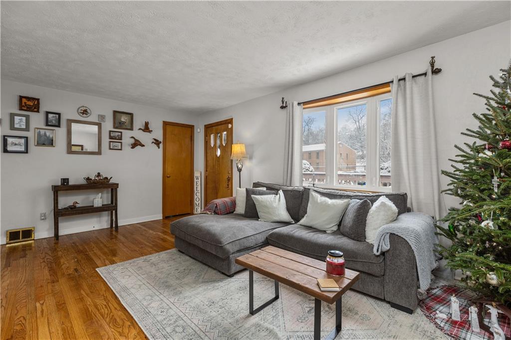 886 McNeilly Road Pittsburgh, PA 15226 - Photo 4 of 34 Gallery Image 4