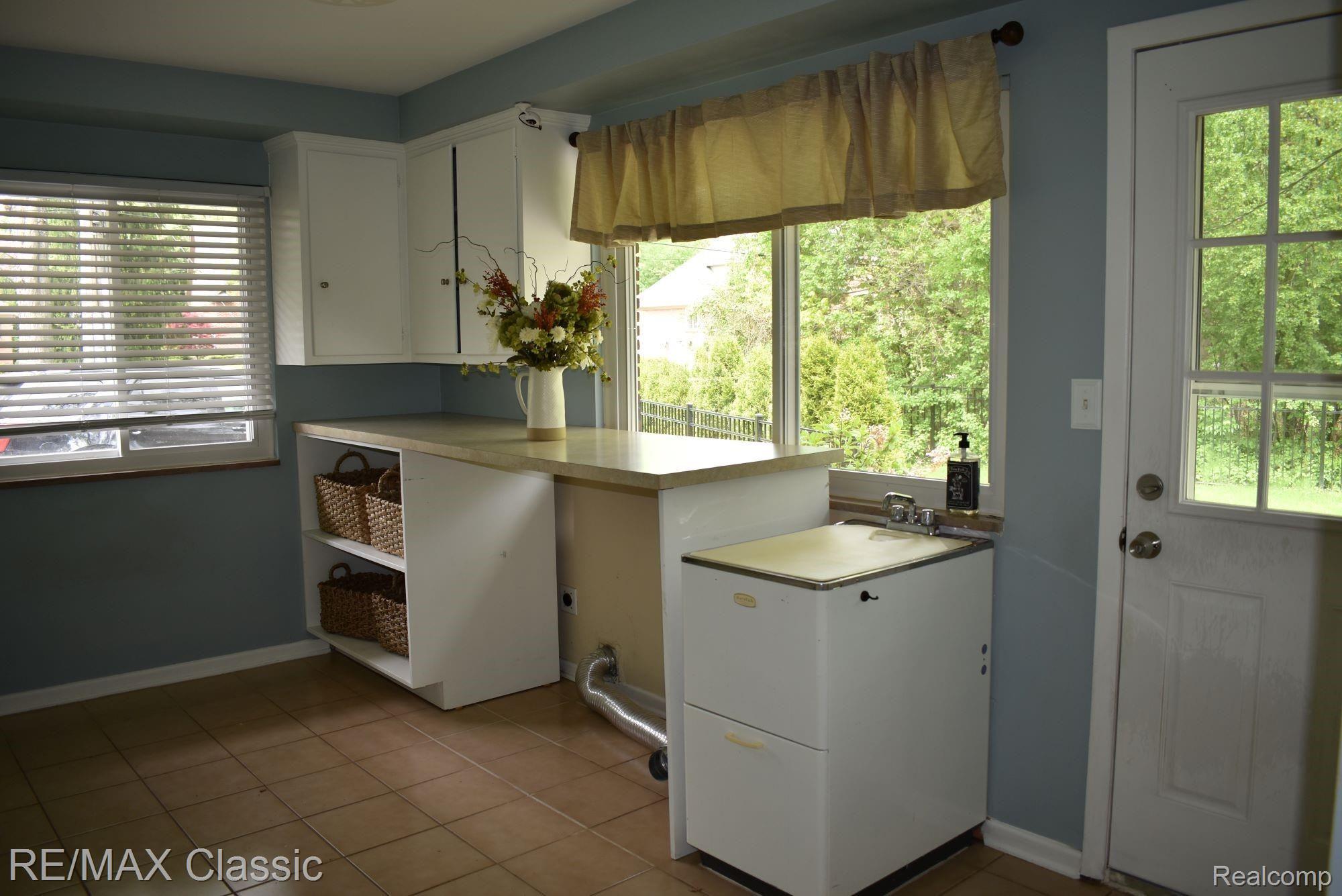 31974 Lahser Road Franklin, MI 48025 - Photo 16 of 40 Nice size laundry/mud room between the garage and the kitchen.