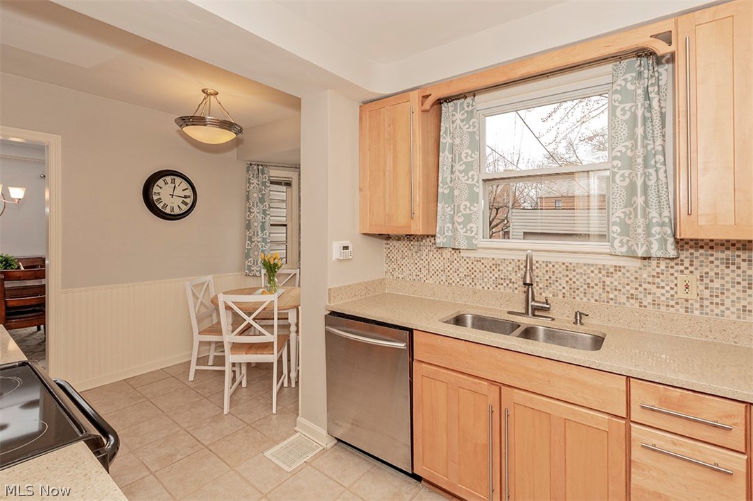 2376 Saybrook Road Cleveland, OH 44118 - Photo 12 of 27