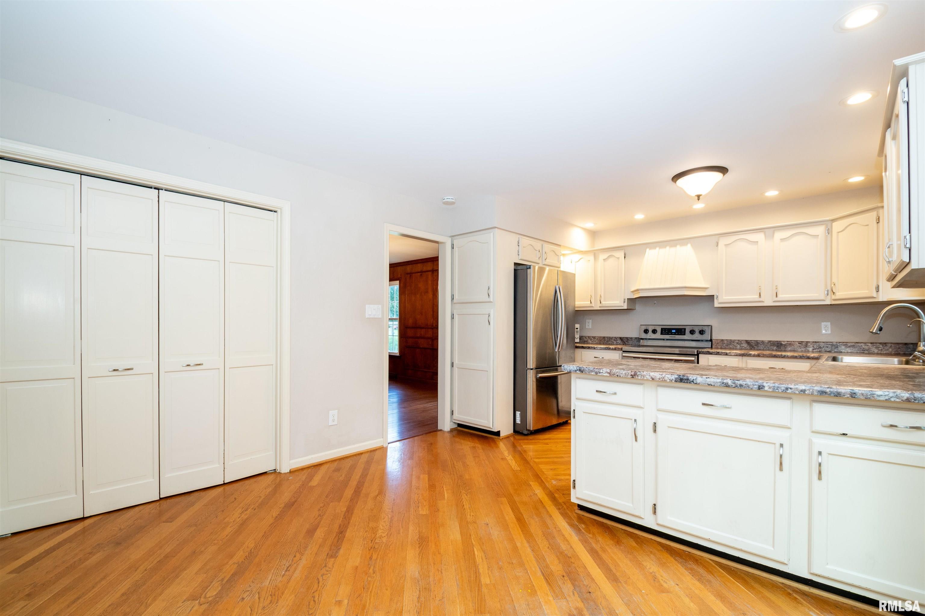 6729 North Mount Hawley Road Peoria, IL 61614 - Photo 11 of 44 Gallery Image 11