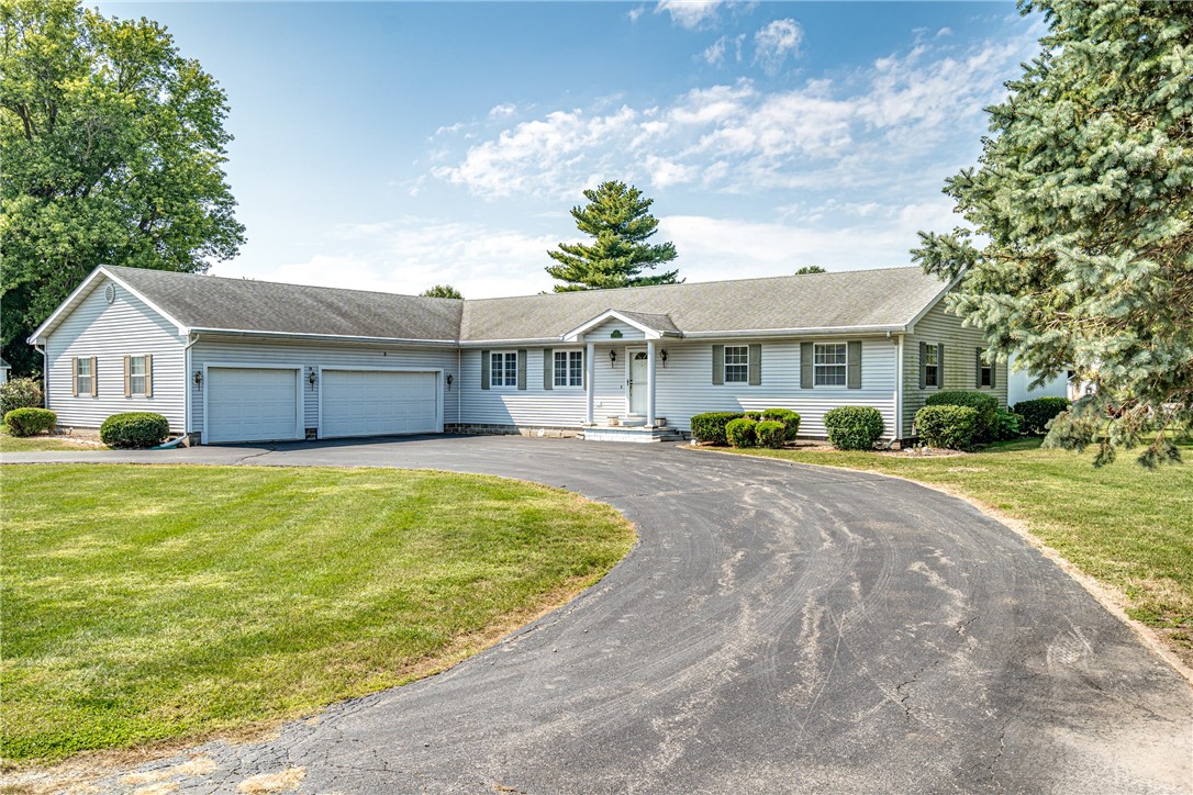305 Wall Street Findlay, IL 62534 - Photo 1 of 22