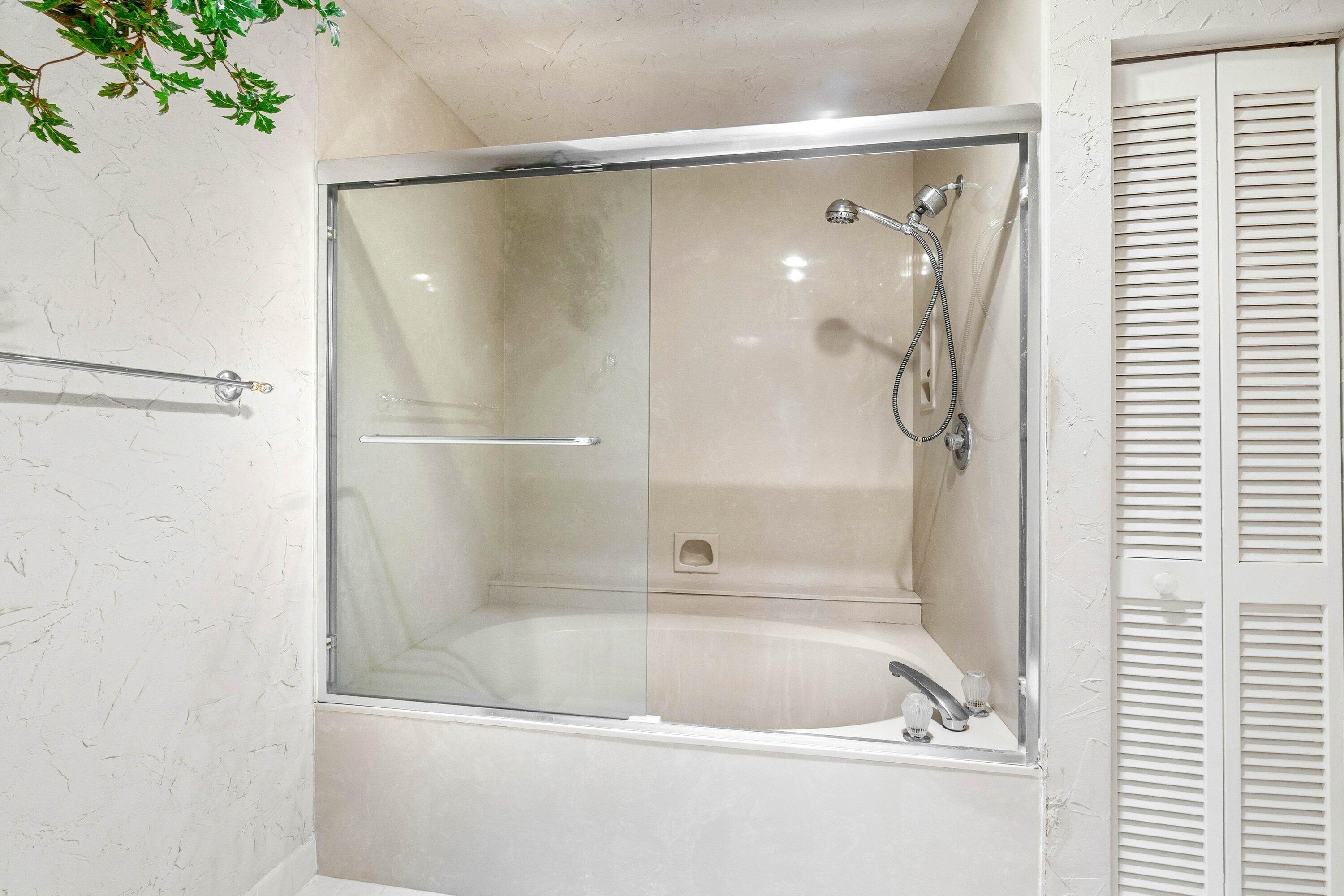 7759 La Mirada Drive Boca Raton, FL 33433 - Photo 24 of 37 PRIMARY BATH/LG SOAKING TUB