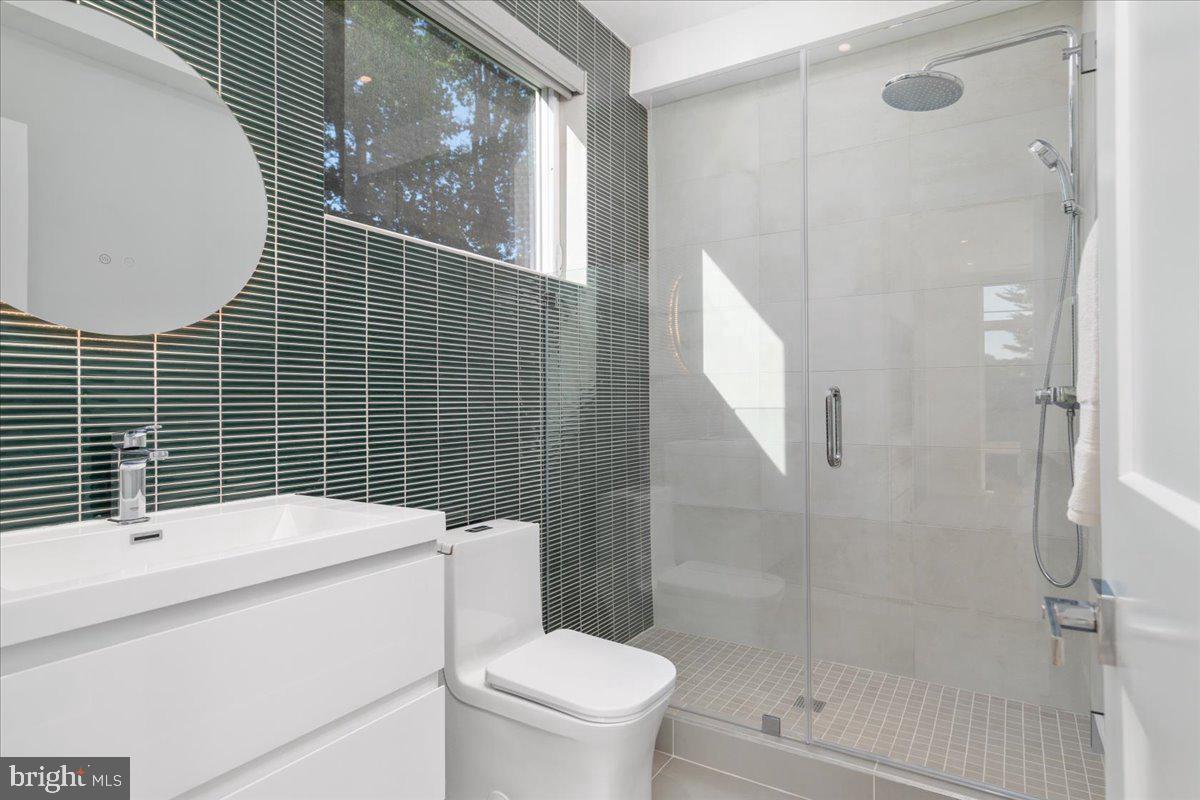 2841 Edgelea Road Vienna, VA 22181 - Photo 29 of 67 Gallery Image 29