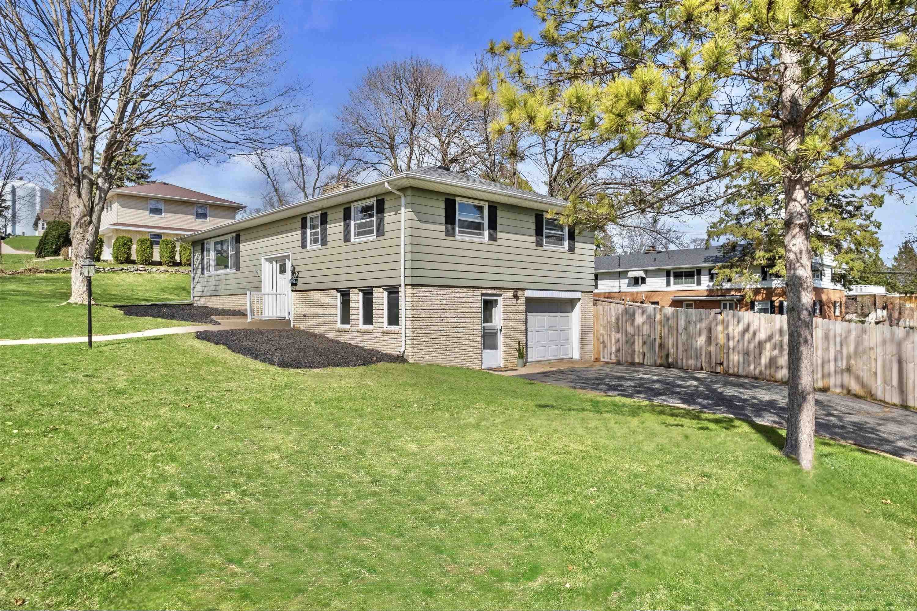 612 Roosevelt Street Fort Atkinson, WI 53538 - Photo 2 of 37