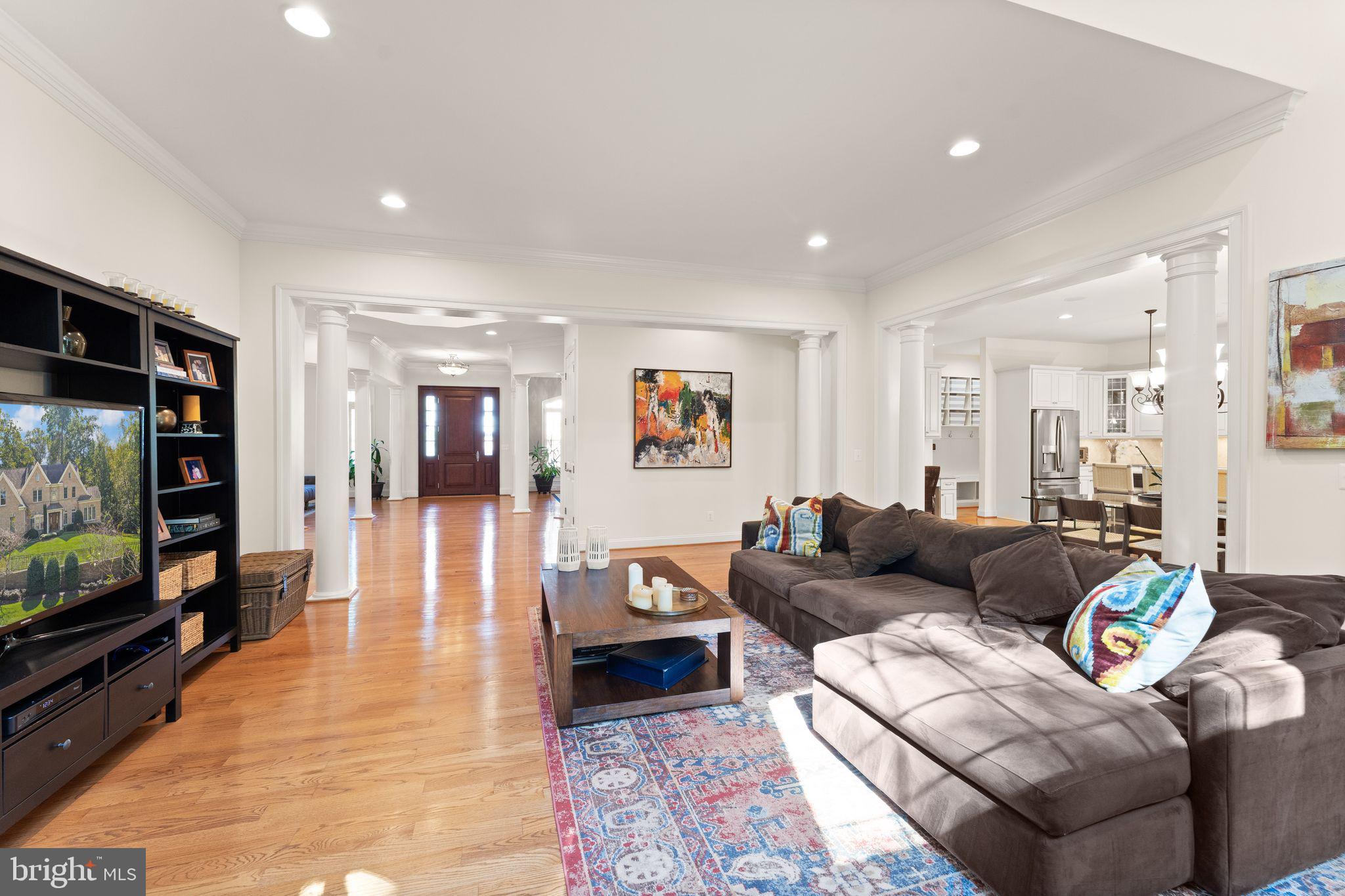 9603 Thistle Ridge Lane Vienna, VA 22182 - Photo 18 of 73 a living room with furniture and a flat screen tv