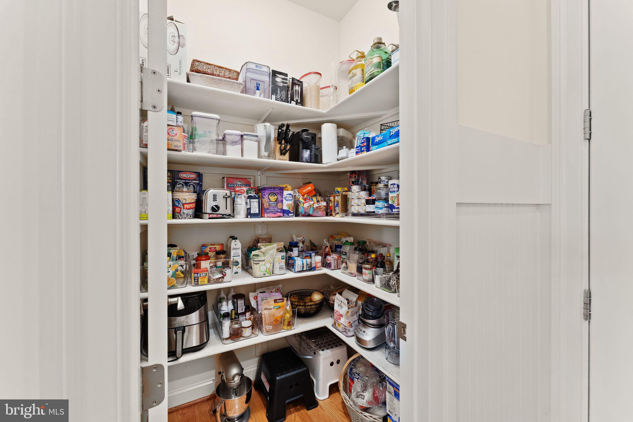 9603 Thistle Ridge Lane Vienna, VA 22182 - Photo 26 of 73 a room with book shelf and a shelf with books