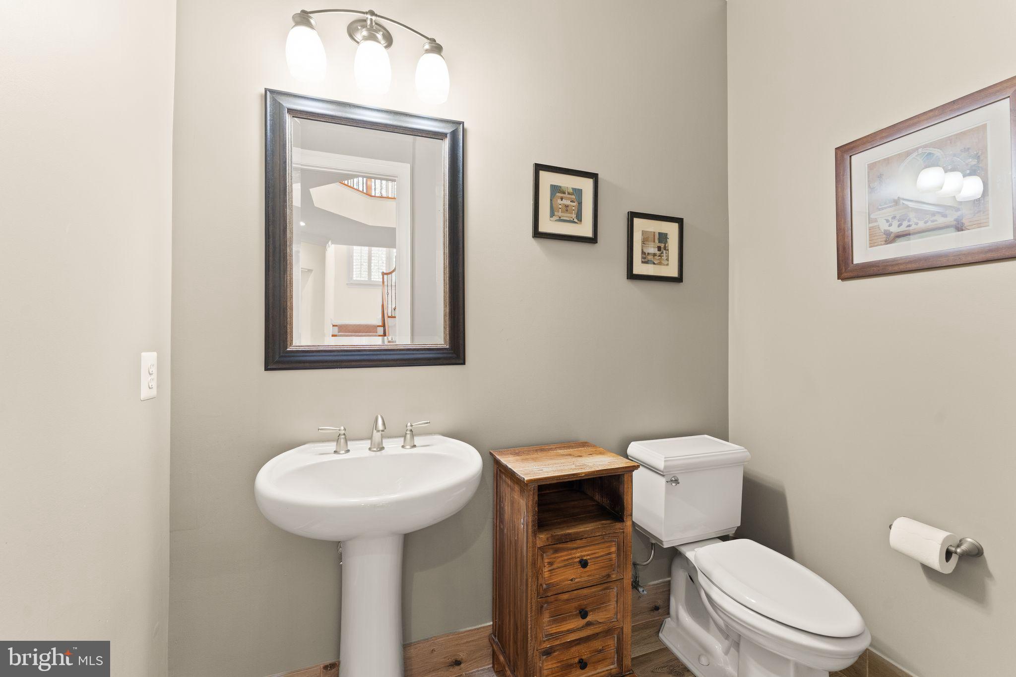 9603 Thistle Ridge Lane Vienna, VA 22182 - Photo 29 of 73 a bathroom with a toilet a sink and mirror