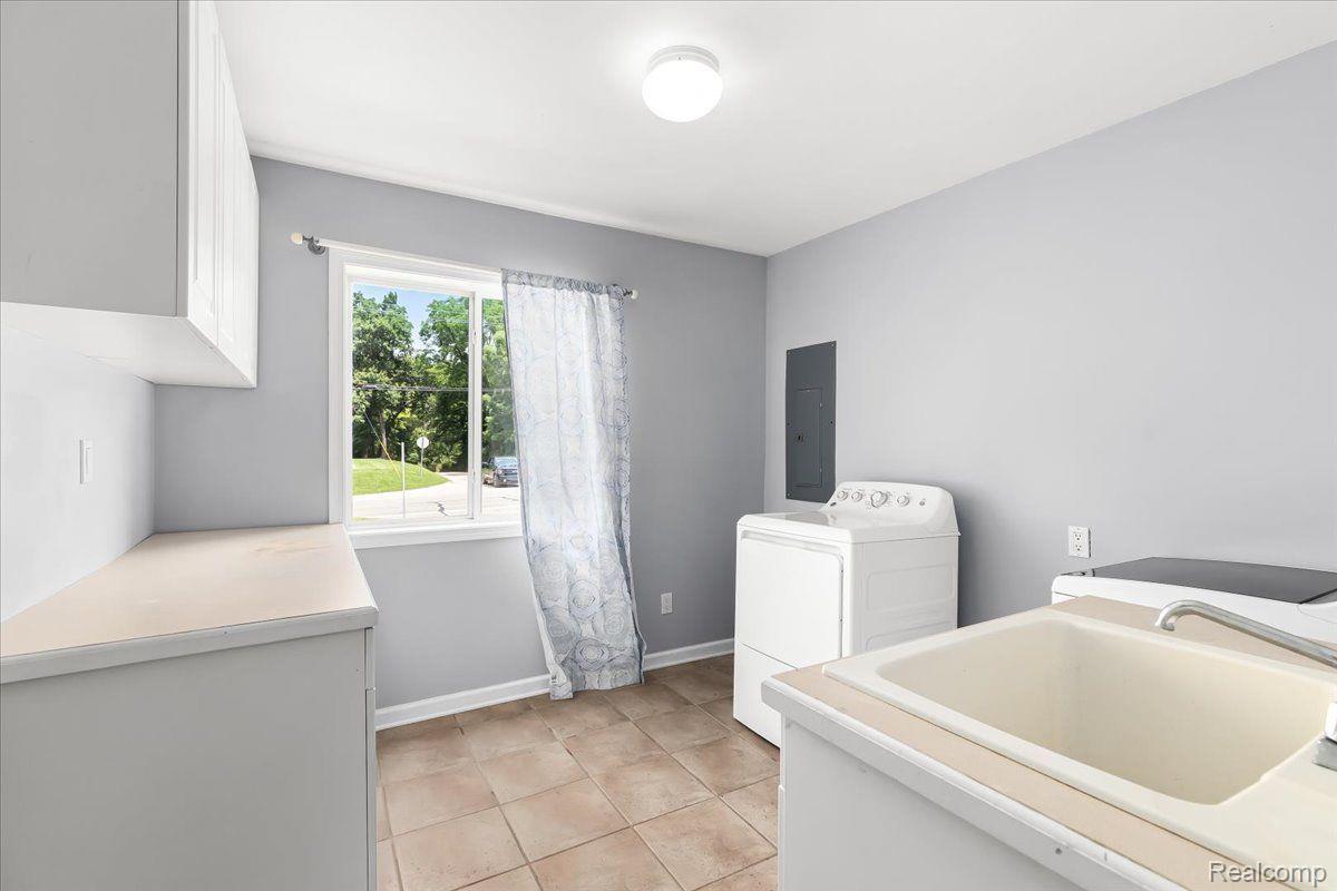 515 Clyde Road Highland, MI 48357 - Photo 19 of 47 515 Clyde Road - Laundry