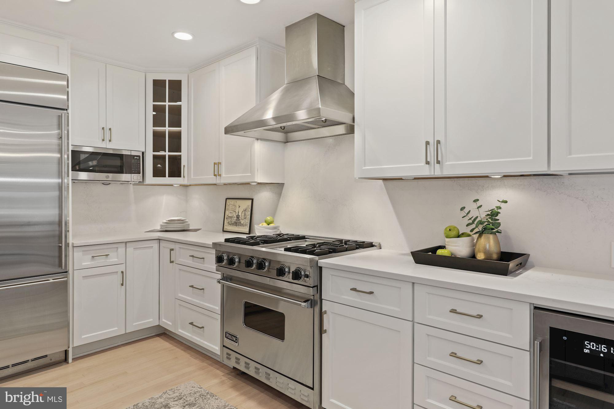 5821 Plainview Road Bethesda, MD 20817 - Photo 9 of 46 4-burner gas range w/ griddle and s/s appliances