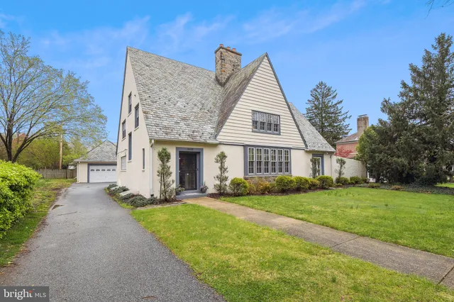 a view of house with a yard