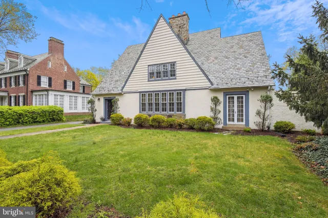 a view of a house with backyard and garden