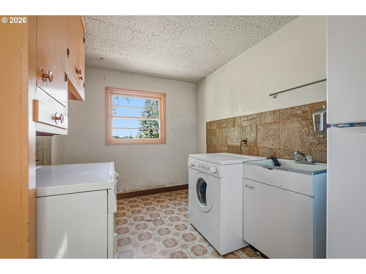 6434 Southwest Brugger Street Portland, OR 97219 - Photo 23 of 40 Gallery Image 23