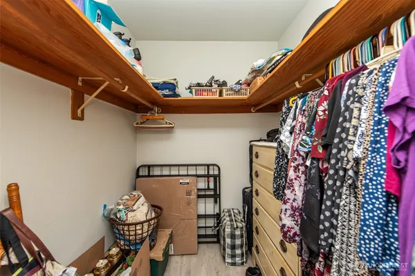 a view of entryway with furniture