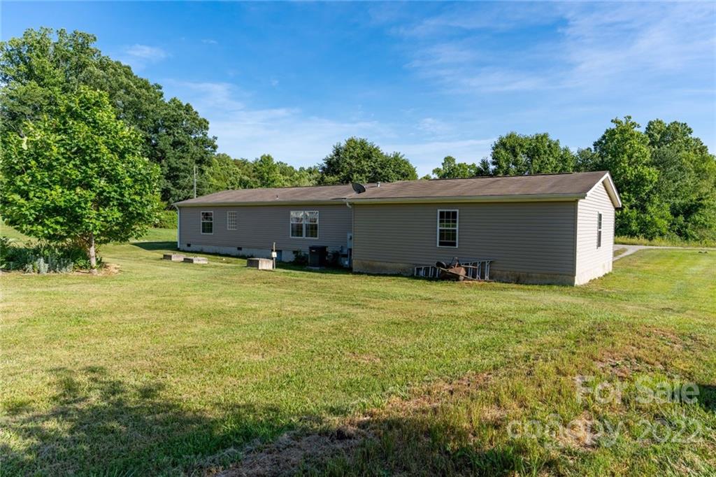 48 Lynn Estate Road Hendersonville, NC 28792 - Photo 3 of 23 a backyard of a house