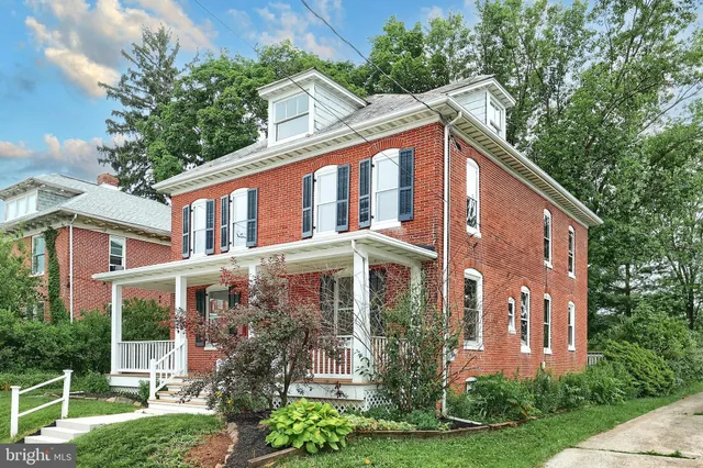 $369,900 | 415 Lincoln Way West, New Oxford, PA 17350