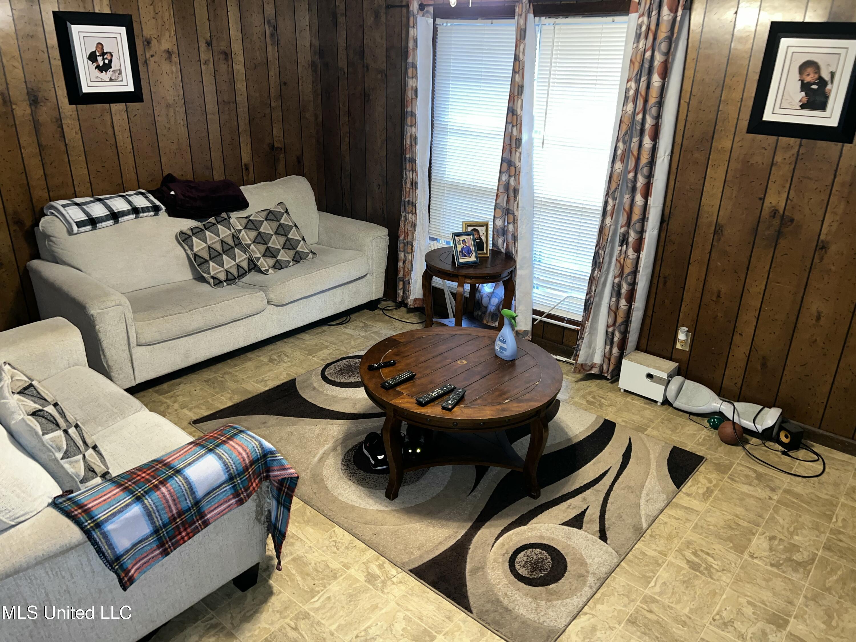 104 Goza Street Grenada, MS 38901 - Photo 3 of 10 IMG_4575