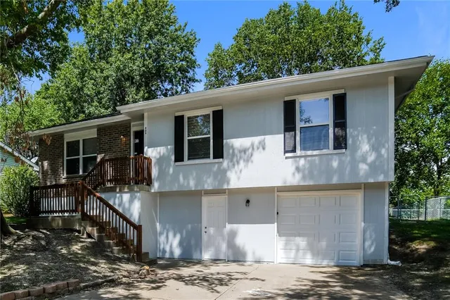 $1,645 | 806 Southeast 19th Street, Oak Grove, MO 64075